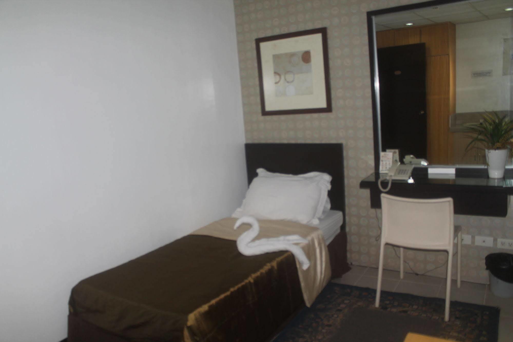 OYO 107 Orange Nest Hotel Manilla Buitenkant foto